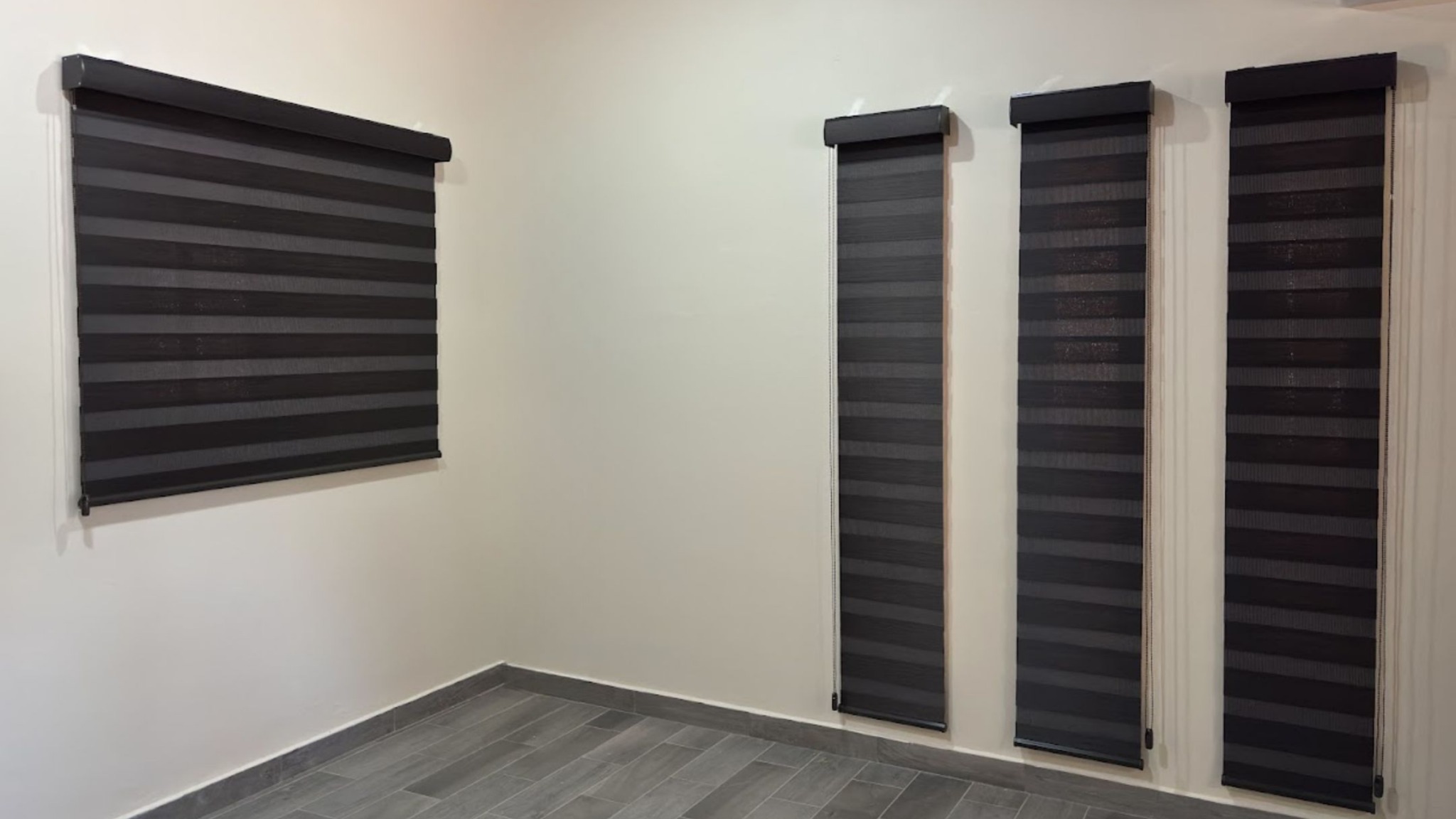 Sala con persianas Sheer Elegance instaladas